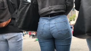 Noticeable ass clenching in tight jeans-3