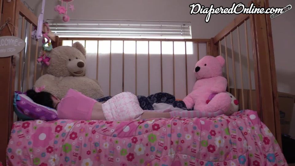 Diaperedonline2Samara Samara Wakes to Use Diaper (1)
