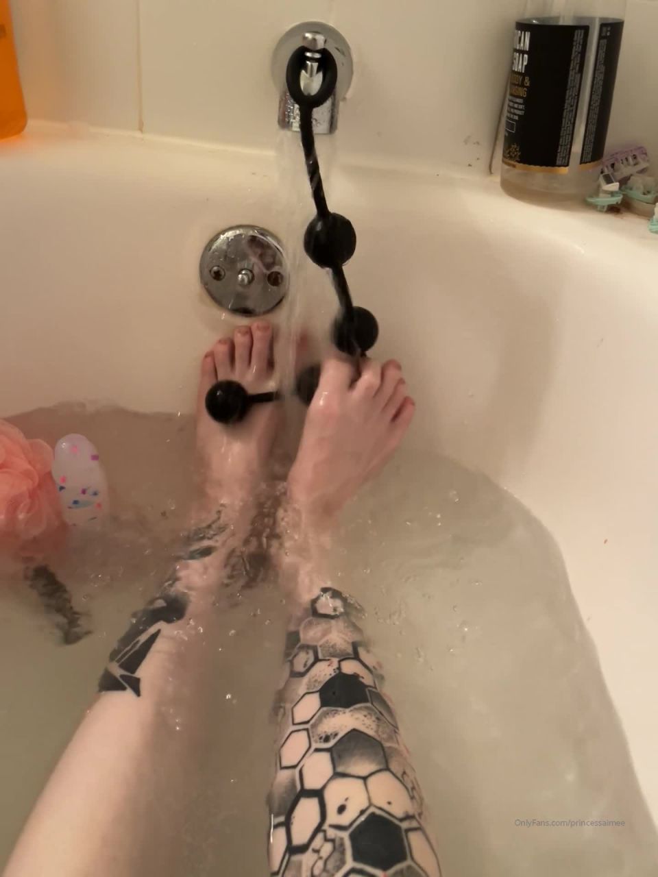 Aimee Fawx - princessaimee () Princessaimee - feet in bathtub rubbing the anal toy hanging down 04-11-2021