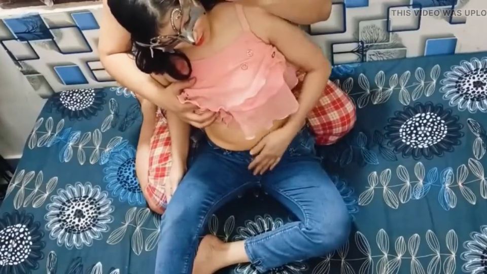 18 Year Old Indian Sister in law ko bathroom me piche se pakad ke pel diya