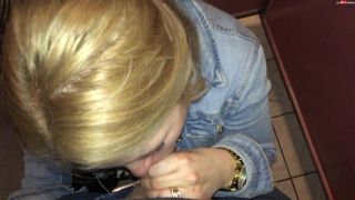 Blow-Babe - Im Kneipen-Klo den Schwanz leer gelutscht  | germany | amateur porn kinky amateur-1