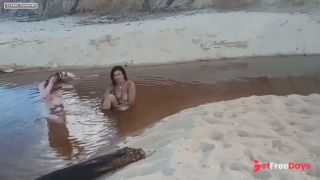 [GetFreeDays.com] EM UMA PRAIA COM DUAS GAROTAS TURISTA FAZ SEXO SEM SI ENPORTAR COM NADA Sex Stream January 2023-0