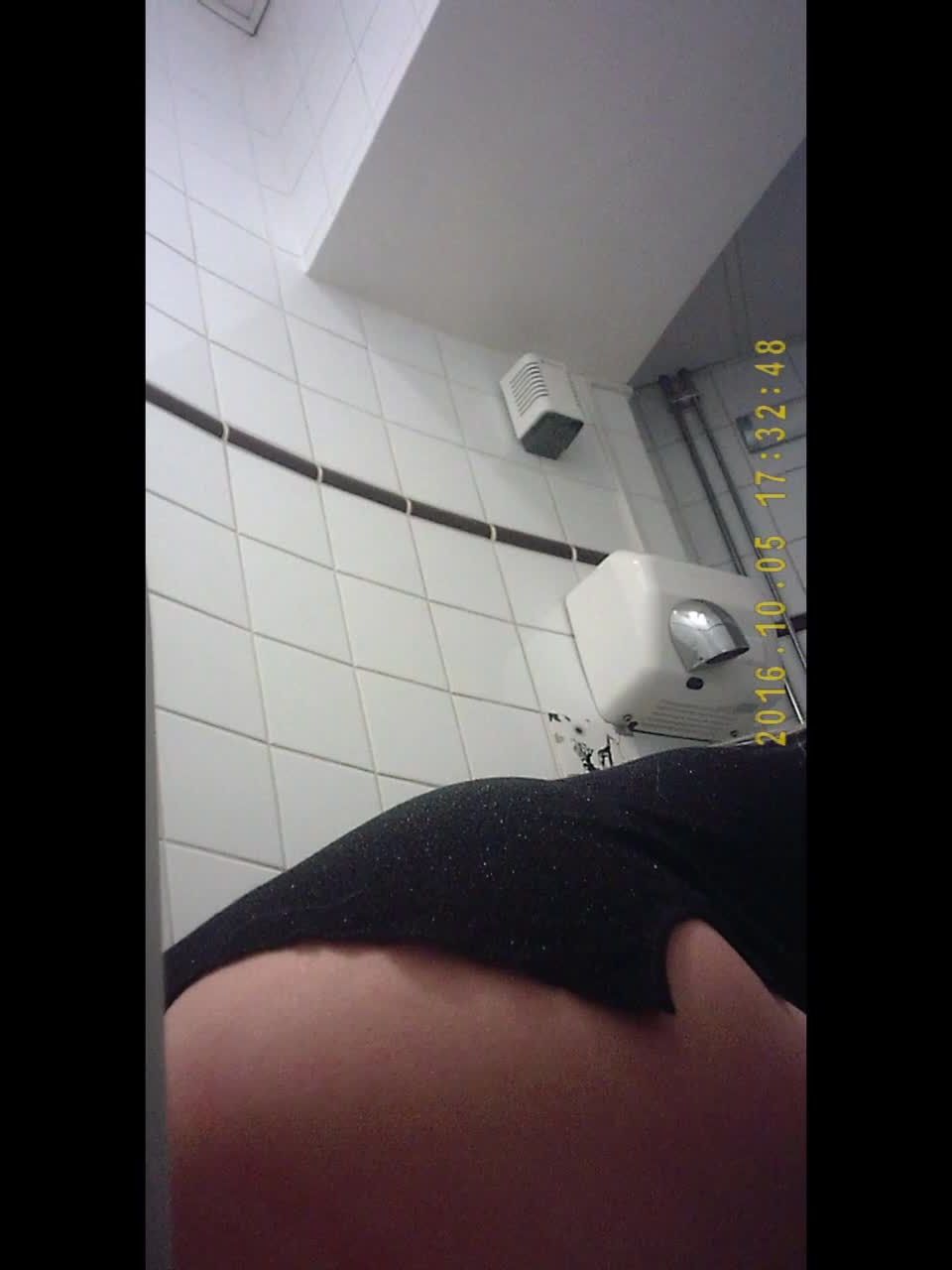 Online Tube Voyeur in Public Toilet - voyeur