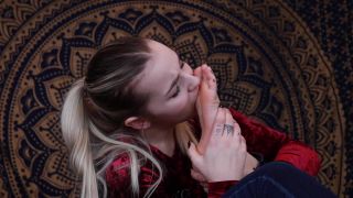 Kat Loves to Suck Her Toes – Kat Soless, booty fetish on fetish porn foot -3