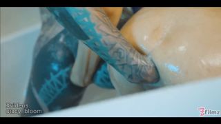 Anuskatzz - Frauentag - Stacy Bloom nehmen zusammen eine Badewanne mit Spielzeugen... 1080P - Germany-3