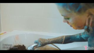 Anuskatzz - Frauentag - Stacy Bloom nehmen zusammen eine Badewanne mit Spielzeugen... 1080P - Germany-9