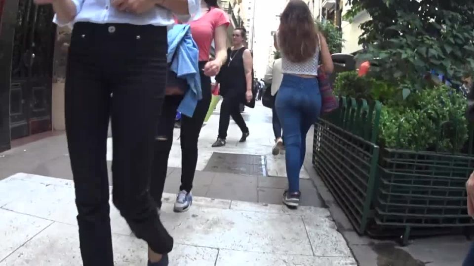Sexy pear shape ass in tight jeans  1 280 Voyeur!