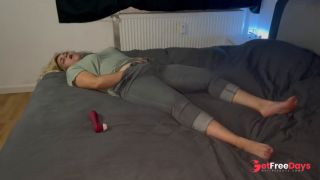 [GetFreeDays.com] Masturbation auf dem Bett in Jeans mit dem Satisfyer pro 2 multiple Orgasmen zittern Zucken sthnen Adult Clip March 2023-4