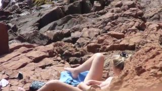 voyeur blonde girl fingering pussy on the beach on masturbation porn -0