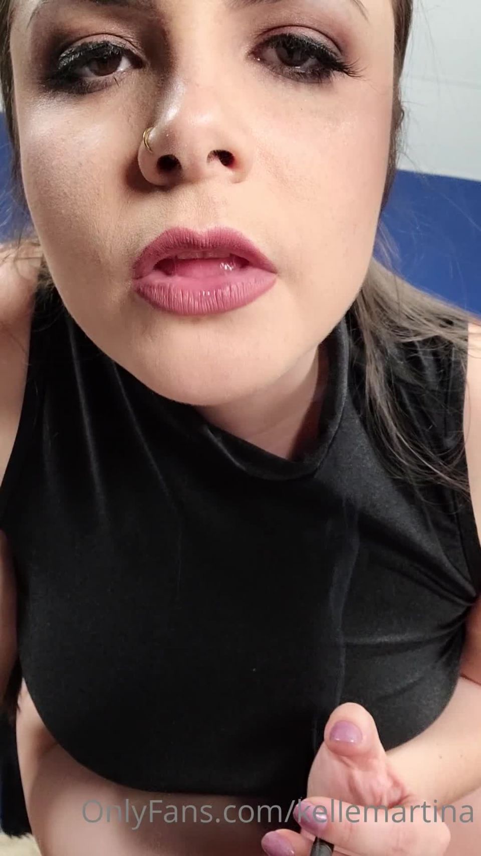 Kelle Martina Kellemartina - no panties a cigarette and teasing you as i look down on you want to be my ashtray ope 25-05-2021