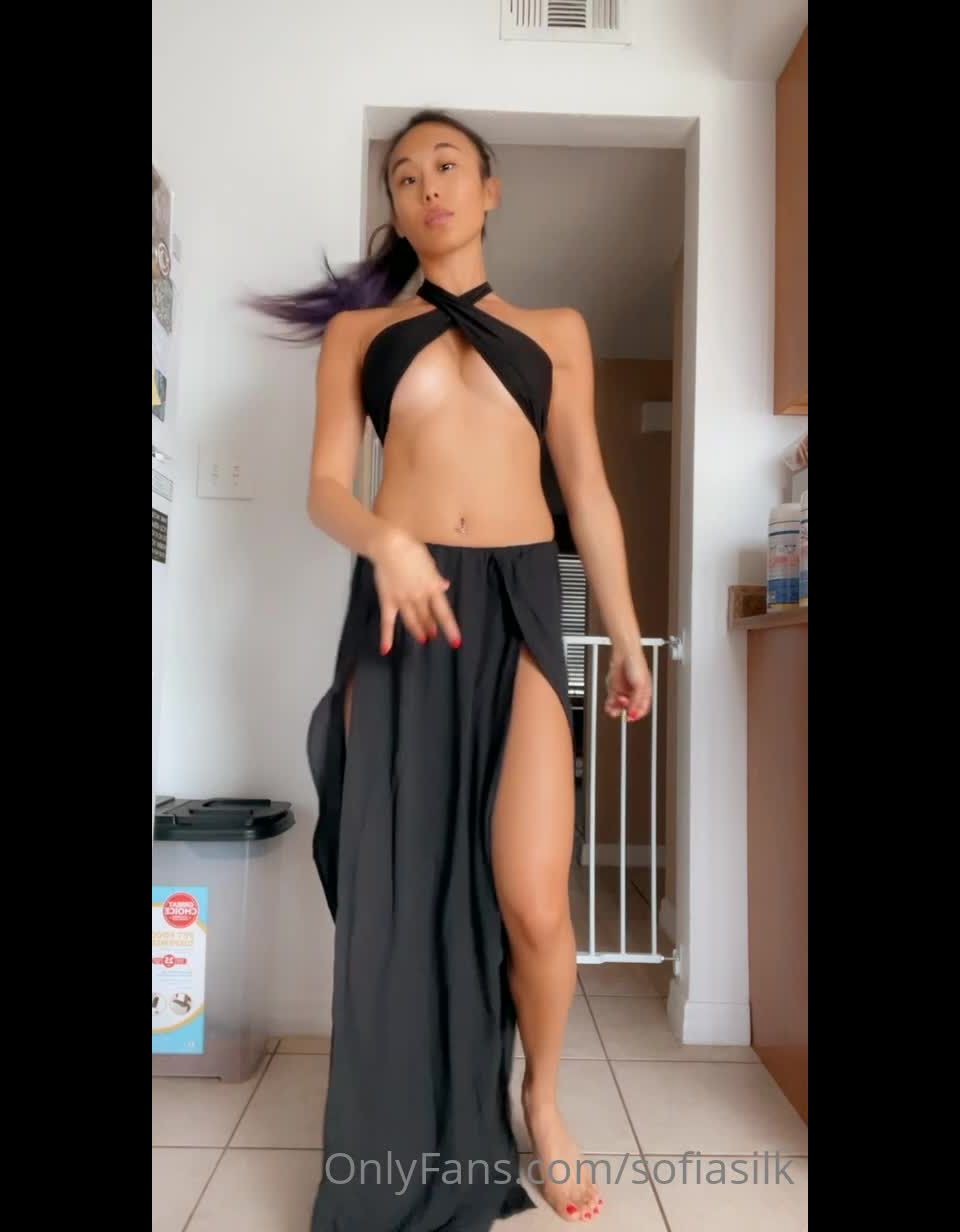 Onlyfans - Sofia Silk - sofiasilkThis is why it takes forever for me to clean out my closet  I pause to dance and thank - 28-05-2021