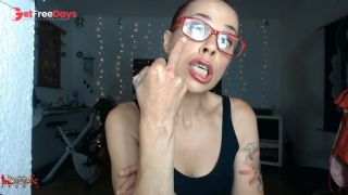 Sputi sul dito Medio e tanta Saliva-4