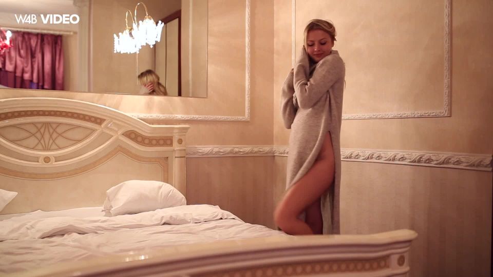 Jati in She is Good in Bed – Backstage,  on teen 