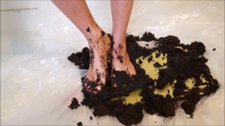 Custom Fetish - Vicki Dirties Her Pretty Feet in Cake - Fetish-5