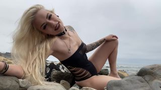 [Onlyfans] 2020-04-30-I found my way down to a secret beach-5