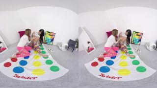 Hotties Play Strip Twister vr Sophie Luuna-2