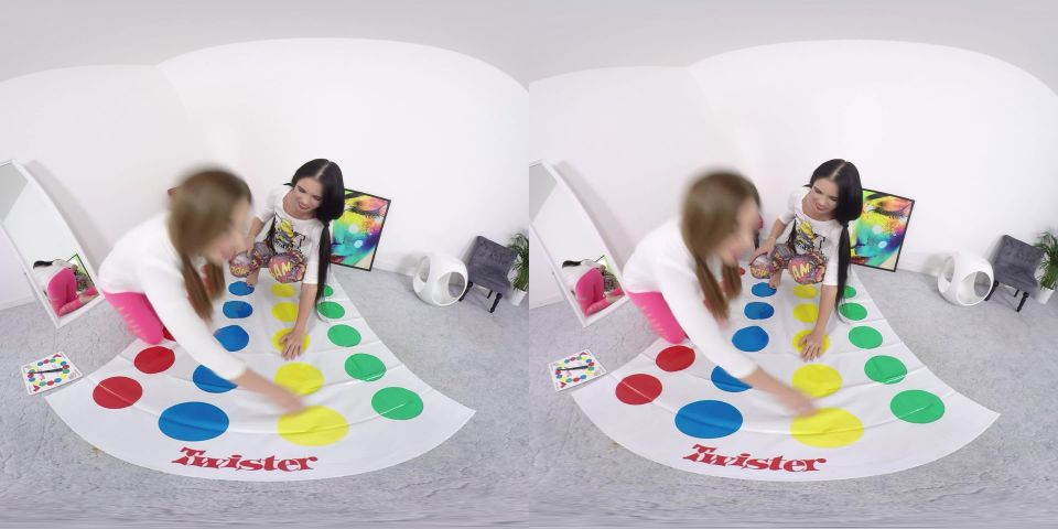 Hotties Play Strip Twister vr Sophie Luuna