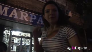 Pervirtiendo a niñitas decentes Kira cambia la barra del bar por una polla M...-0