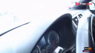 Petite Chatte Mouille Veut Jouir Sur Un Parking Public-4