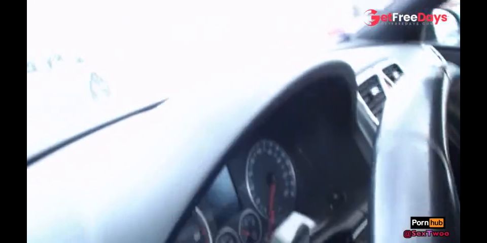 Petite Chatte Mouille Veut Jouir Sur Un Parking Public