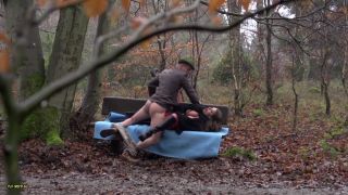 Bodo Banger - Sexy MILF wird im wald gefickt, nachdem sie von einem fremden beim ma... 720P - Mdh-6