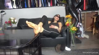 online video 20 Mistress Gaia – Piedi e calzini sudati e puzzolenti Sweaty and stinky feet, old man foot fetish on femdom porn -6