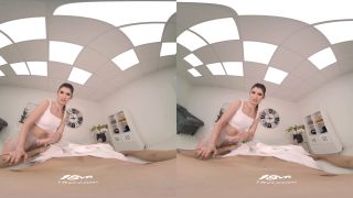 Horny Masseuse Candice Demellza Can'T Resist Your Hard Cock VR Porn-1