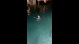 Hombre finge grabar naturaleza mientras turista latina se desnuda y accede a chuparle la verga  POV-0