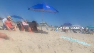 Big mature butt spreads out on a beach  towel-1