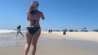 Big mature butt spreads out on a beach  towel-5