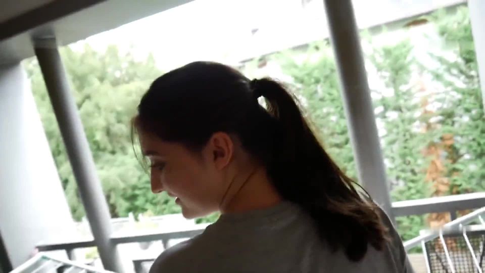 Le Ma Snu - Beim Wäsche aufhängen auf dem Balkon gefickt - Alle können zuschauen! FACIAL 1080P - Amateur