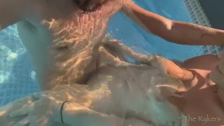 Getting Fucked Upside Down Under Water 720p-2