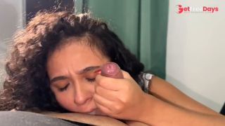 LATINA LE CHUPA LA VERGA A SU AMIGO MIENTRAS SU FAMILIA ESTA EN LA CASA-7