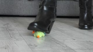 Italian Girlfriend fetish Italian Girlfriend aka italiangirlfriend - 10-22-2022 OnlyFans Video - ankle boots crush toys video-0