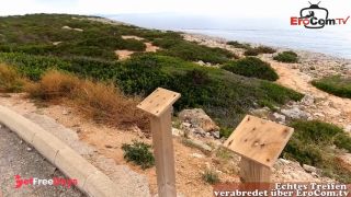 Junges Kken mit heien Titten fickt am Strand mit einem alten Sack-0