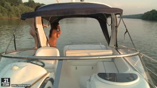 Boat fun BBW!-7