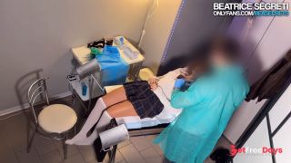 Si fa SBORRARE DENTRO dal suo ginecologo. La sua figa bagnatissima e pronta ad essere scopata-3