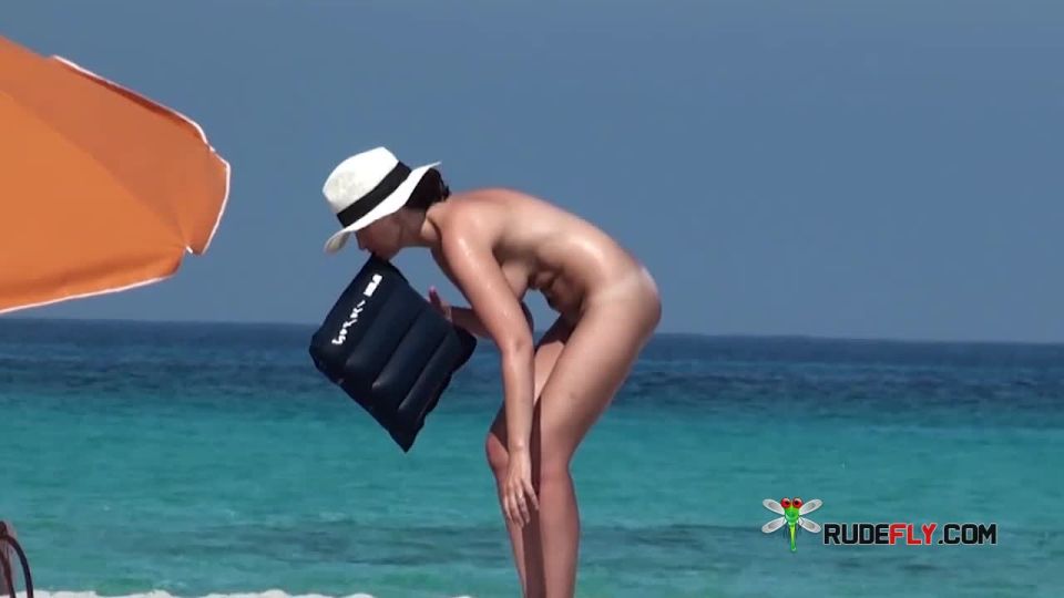 Strand Voyeur  - Stripped To The Waist Chicks Puts Sun Spunk On Face voyeur 