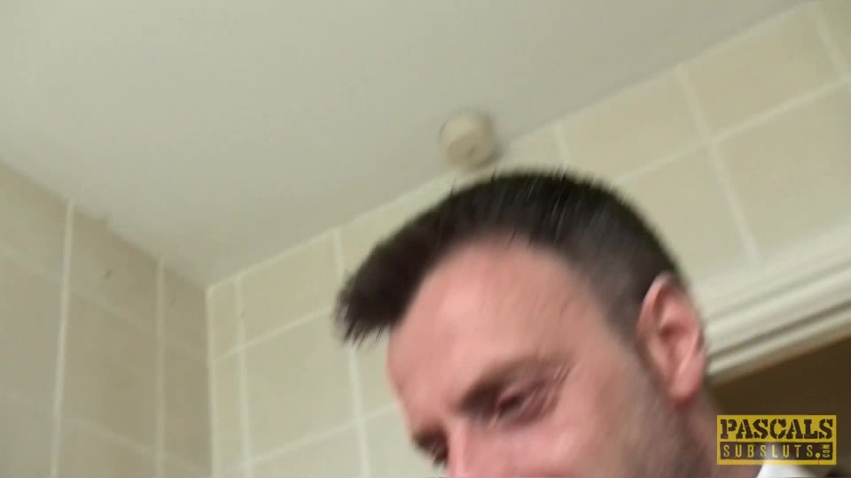 Skyler smokes a fag, has a tinkle