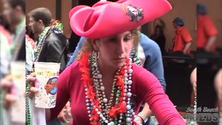 Neverbeforeseen Mardi Gras Girls Flashing Pussy And Tits On The Streets Of New Orleans Public!-3