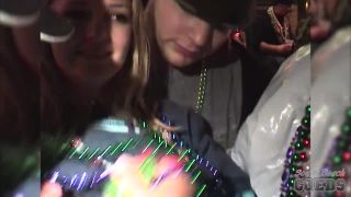 Neverbeforeseen Mardi Gras Girls Flashing Pussy And Tits On The Streets Of New Orleans Public!-7