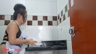 Dia de empregadinha lavando banheiro-3
