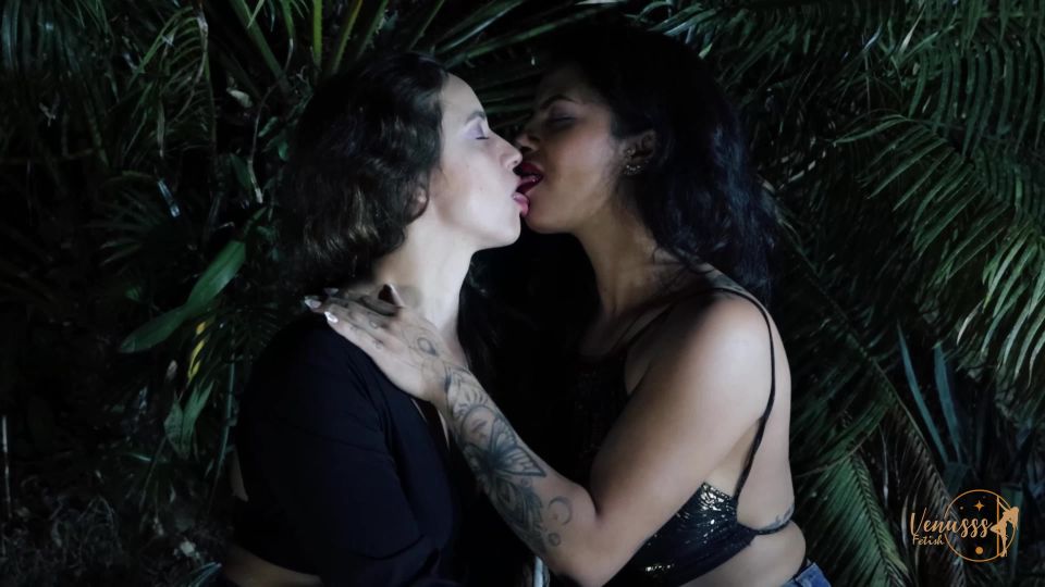 Venusss Fetish - Intense kisses with a brunette in the garden - Tonguefetish