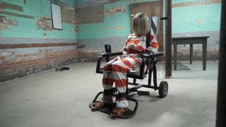 GotCuffs_Claire_Irons_First_Arrest_4-8