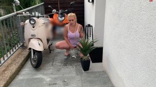 devil-sophie - Oeffentlich vor die Haustuer gepisst - Beim Muellwegbringen den Schluessel vergessen  on amateur porn amateur gangbang porn-2