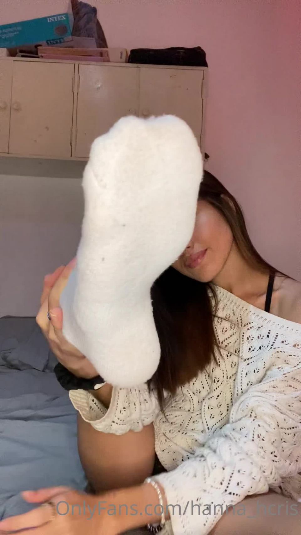Hannah Robins - hanna hcri HannahcriTeasing you wearing white sockswould you like to smell them with me - 20-10-2020 - SiteRip