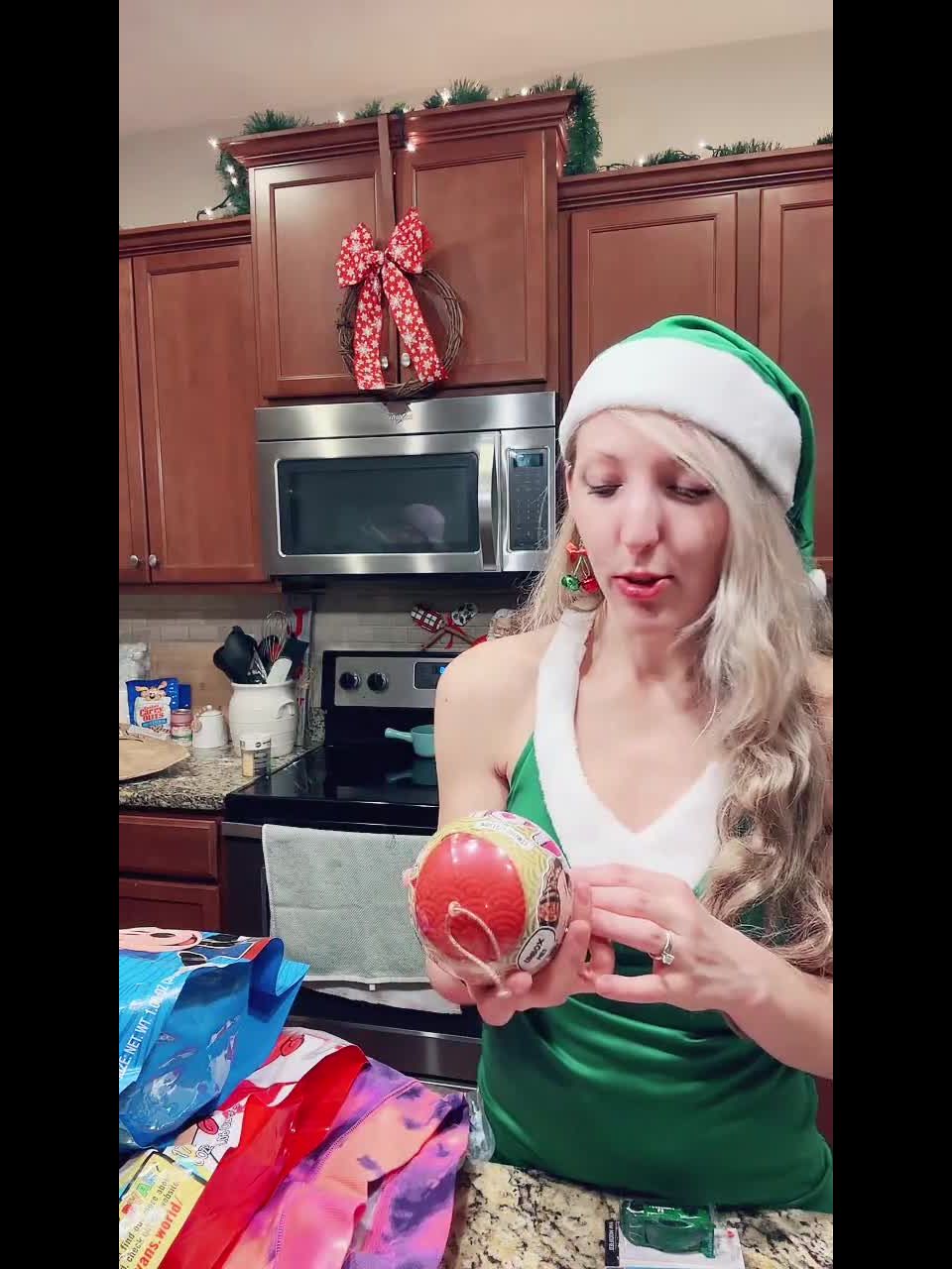 ErikaSwingz - Wrapping Christmas Presents LIVE - Christmas