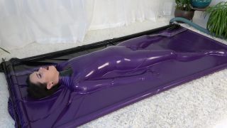 Online Encased in Latex – Roxy – VacBed - latex-4