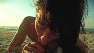 NatalieFlowers - Risky Public Blowjob on the Beachtravel Diaries-4