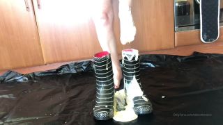 Devon Breeze Devonbreeze - custard filled wellies and feet 03-09-2019-1